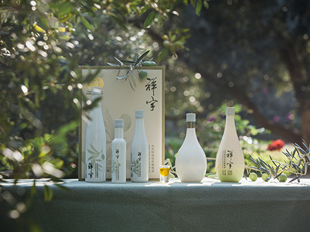 祥宇特級(jí)初榨橄欖油，純手工采摘、精選優(yōu)質(zhì)油橄欖鮮果，用意大利貝亞雷斯全自動(dòng)設(shè)備物理冷榨工藝，在鮮果采摘后8小時(shí)內(nèi)限時(shí)鮮榨而成。